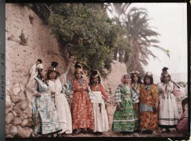 Image représentant Groupe de femmes appartenant à la tribu des Ouled Naïl