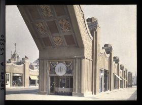 Image représentant L'Exposition des arts décoratifs, Rue des Boutiques sur le pont Alexandre III, boutiques sur le pont