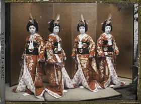 Image représentant Quatre femmes en costumes de théâtre kabuki