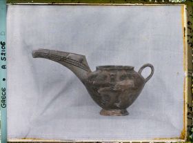 Image représentant Musée archéologique - Vase flammé à long bec verseur provenant de Vassiliki