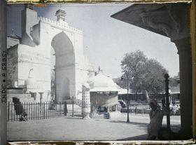 Image représentant Buland Darwaza, la troisième porte du dargâh Sharif, qui donne accès au mausolée de Khadja-ud-Din