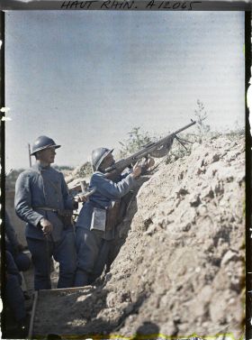 Image représentant Tranchée de première ligne, soldats avec un fusil mitrailleur Chauchat
