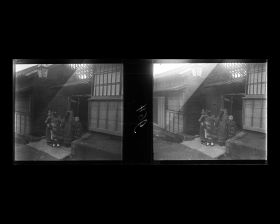 Image représentant Groupe d'enfants à l'entrée d'une habitation ?