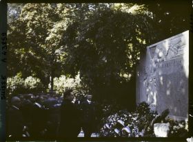 Image représentant Cinquième assemblée annuelle de la Société des Nations (SDN) à Genève. Edouard Herriot, président du Conseil des ministres français, près du monument aux morts dans le jardin du consulat de France, rue Sénebier