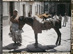 Image représentant Espagne, La Corogne, Un petit cheval avec une paysanne (Jarros de Loche)