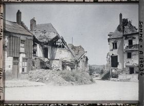 Image représentant France, Péronne, Petite rue avec Maison raccommodée