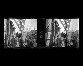 Image représentant Des passants sur Dingzijie ("rue en Forme de T"), appelée aussi Bamiancao (lieu-dit "l'Auge à Huit Faces")