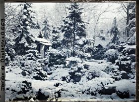 Image représentant Cœur du " village japonais " sous la neige, vu des abords de la maison ouest jusqu'au jardin anglais