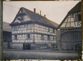Image représentant France Alsace, Strasbourg, Enzheim : Une maison avec drapeau, ressemblant à Celles de Dannemarie (avec 4 alsaciennes)