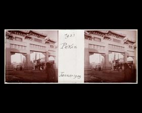 Image représentant Le portique (pailou) érigé à la mémoire du baron von Ketteler sur Dongdan pailou dajie ("avenue du Portique Isolé de l'Est")