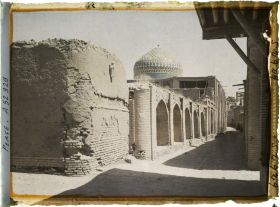 Image représentant Rue et coupole du mausolée du Chah Ismail II (?)