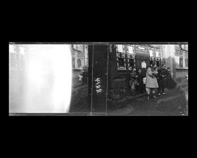 Image représentant Deux femmes et des enfants han devant un marchand d'huiles et d'alcools dans Liulichang ("[rue des] Ateliers de Terre Cuite Vernissée"), appelée rue des Antiquaires par les Occidentaux.