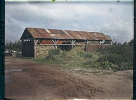 Image représentant France, Biaches, Un hangar en tôle ondulée