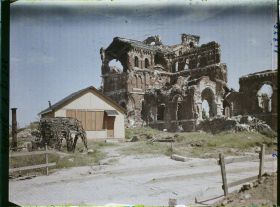 Image représentant France, Albert, L'Eglise (nord Ouest) et maison en bois