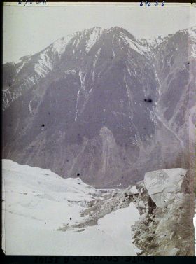 Image représentant France Les Alpes, Glacier des Bossons : Rive droite du Glacier des Bossons, moraine de Glacier, au fond, l'Aiguillette