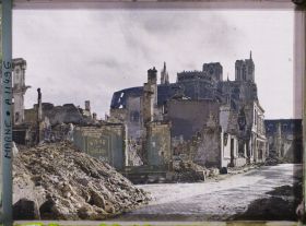 Image représentant Buvette en ruine, rue Eugène Desteuque, au fond le chevet de la cathédrale