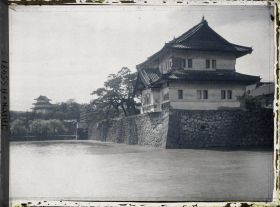 Image représentant Douves et tour d'angle de l'enceinte du palais impérial