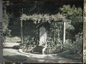 Image représentant Fontaine du palais d'été de l'ambassade de France
