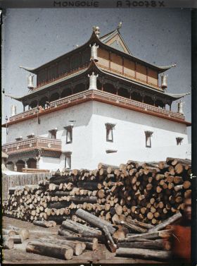 Image représentant Stères de bois de chauffe près du temple Megjid-Janraiseg dans le monastère de Gandantegchinlin