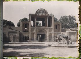 Image représentant L'une des deux portes de la place des Canons (Toopkhaneh)