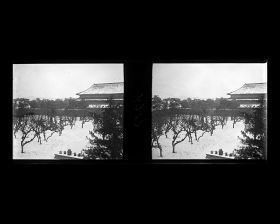 Image représentant Ming Shisanling ("Treize Tombeaux des Ming"). Changling, mausolée de l'empereur Yongle (r. 1403-1425). La troisième cour, plantée d'arbres avec au fond, à droite, la façade nord de Lingendian ("salle des Faveurs Célestes")