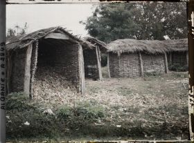 Image représentant Greniers en clayonnages avec la paille de maïs dans le domaine agricole d'Essad Pacha