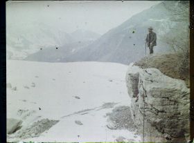 Image représentant France Les Alpes, Glacier des Bossons : La moraine des Bossons, au fond, le Prarion, la Tête Noire et le Col de la Forela