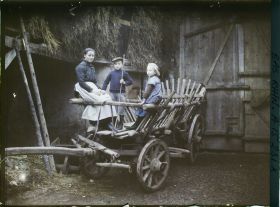 Image représentant France Alsace, Environs de Strasbourg, Geispolsheim, Le Char à 4 roues avec personnages.