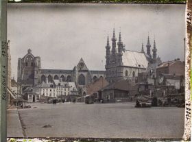 Image représentant Belgique, Louvain, L'Hôtel de Ville et l'Eglise St Pierre vue du Vieux Marché