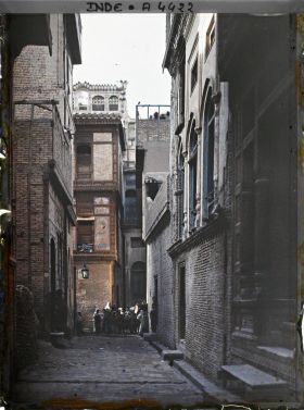 Image représentant Une rue : à l'arrière-plan, groupe de femmes et d'enfants