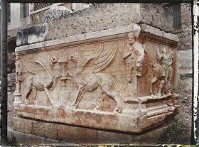 Image représentant Exposé en plein-air devant le musée, le sarcophage de Meleagre (face des griffons)