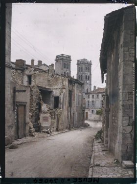 Image représentant France, Verdun, La Rue Porte Châtel et les tours de la Cathédrale