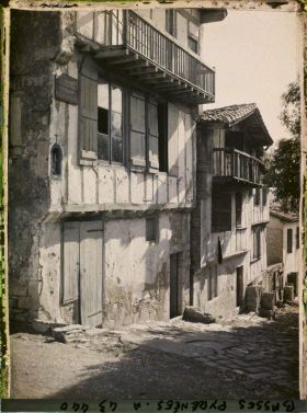 Image représentant France, Ciboure, Rue descendante au coin, vieille maison avec niche de Saint (Rue de l'Escalier)
