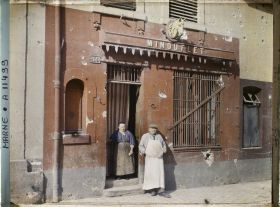 Image représentant Boucher et sa femme sur le pas de leur boucherie chevaline Minouflet