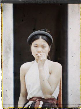 Image représentant Une jeune fille chiquant le bétel