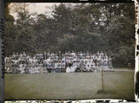 Image représentant Etudiantes et professeurs posant sur un cours de tennis au Saint Hugh's College