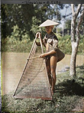 Image représentant Un pêcheur au vô (drague triangulaire)