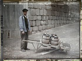 Image représentant Espagne, Avila, Le porteur d'eau et sa brouette à tonneaux