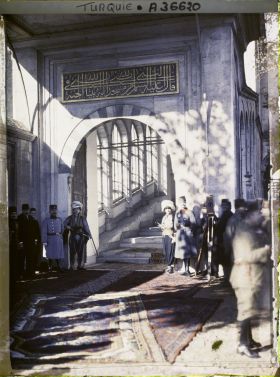 Image représentant Entrée de la Fatih Camii ("mosquée du Conquérant") le jour de l'investiture du Calife