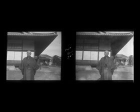 Image représentant Le comte Okuma posant devant sa résidence