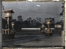 Image représentant Funérailles de l'Empereur Taisho-Tenno (Yoshihito), lanternes devant la porte Sakurada