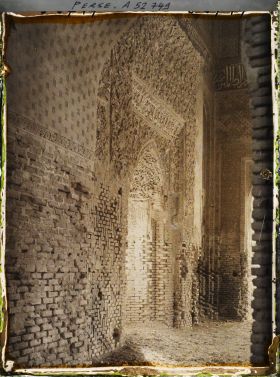 Image représentant La Masdjid-i-Djouma (Mosquée du Vendredi ou Grande mosquée, 1322), le mihrab