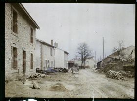 Image représentant France, Aubréville, Entrée d'Aubréville, vue prise du Pont de la Coutance, route de la Coutance