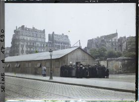Image représentant Baraque Vilgrain, à l'angle du quai de Montebello et de la rue Saint-Julien-le-Pauvre ; au fond, les immeubles donnent sur la rue Lagrange