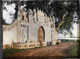 Image représentant Porte monumentale d'un temple bouddhique sur la route du massif du Tam-dao (" Trois Sommets ")