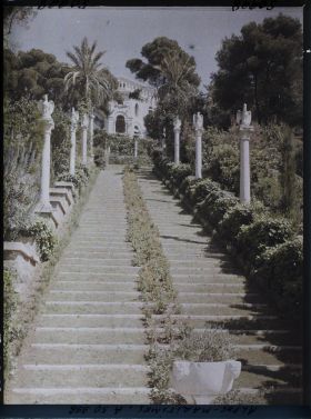 Image représentant La villa Cypris dominant le grand escalier fleuri de son jardin, ponctué de sculptures