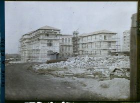 Image représentant Reconstruction de l'hôpital Bichat sur la zone des anciennes fortifications à la porte de Saint-Ouen