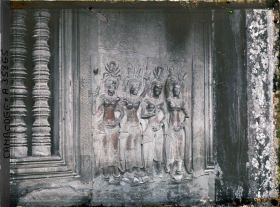 Image représentant Un relief d'apsaras sculpté près d'une fenêtre à balustres