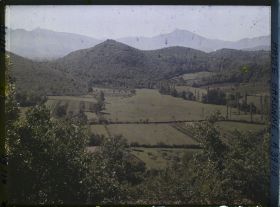 Image représentant France, Montespan Hte Garonne, La Montagne de la Grotte, vue prise du Chau de Montespan vers le sud ouest