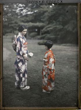 Image représentant Résidence de la famille Kitashirakawa (?) ou Asaka (?) : Les jeunes princesses Kikuko Asaka (à gauche) et Kiyoko Asaka (à droite)